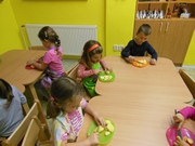 Kuchaři připravují bramborový salát